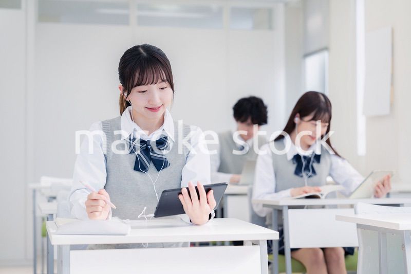 タブレット端末で授業を受ける高校生