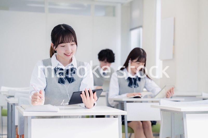 タブレット端末で授業を受ける高校生