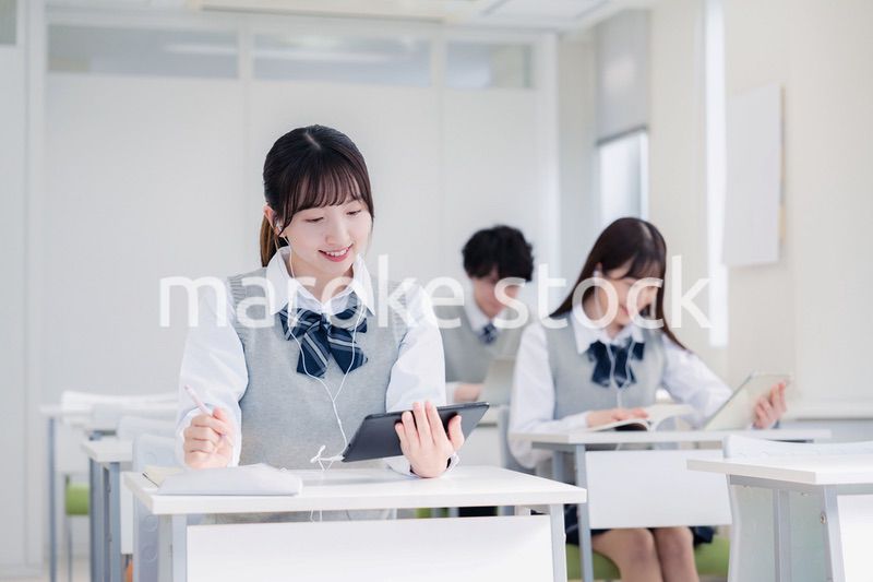 タブレット端末で授業を受ける高校生