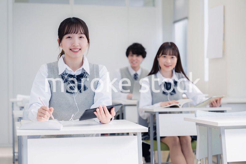 タブレット端末で授業を受ける高校生