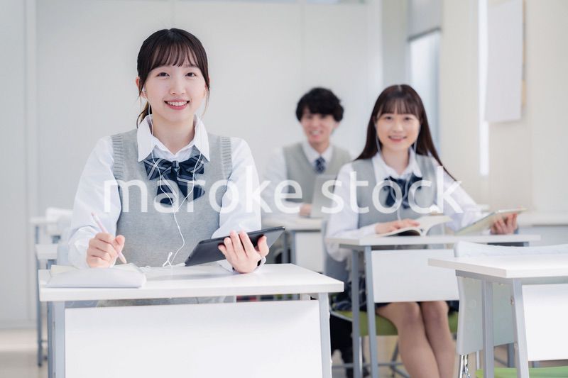 タブレット端末で授業を受ける高校生