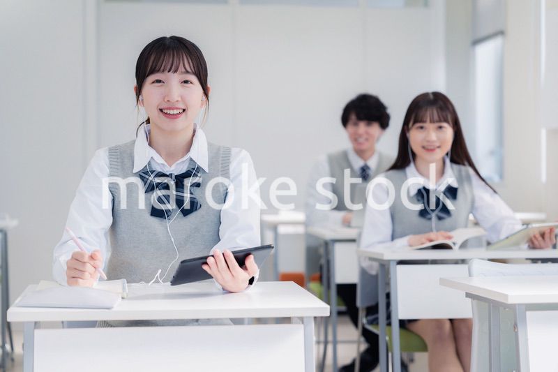 タブレット端末で授業を受ける高校生