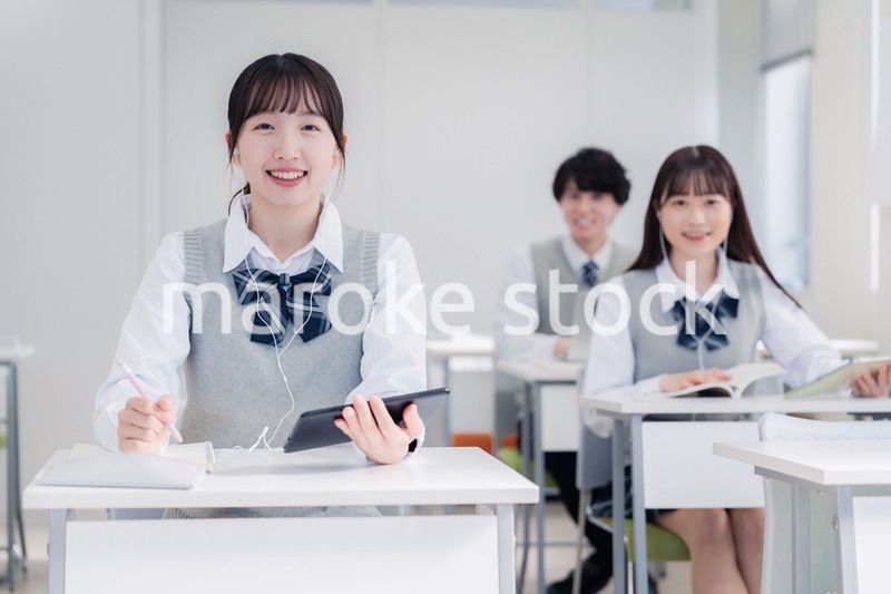 タブレット端末で授業を受ける高校生