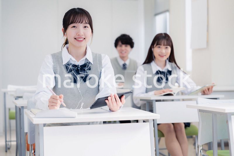 タブレット端末で授業を受ける高校生