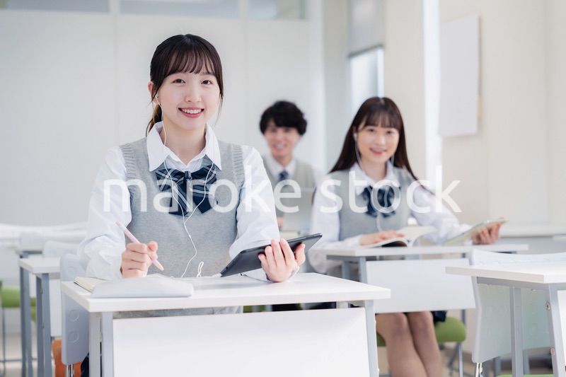 タブレット端末で授業を受ける高校生