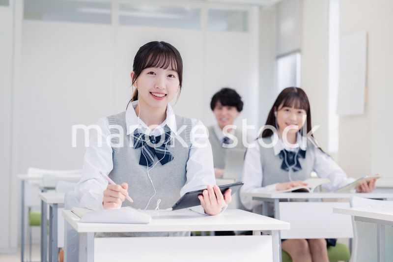 タブレット端末で授業を受ける高校生