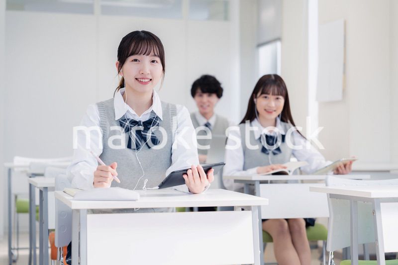 タブレット端末で授業を受ける高校生