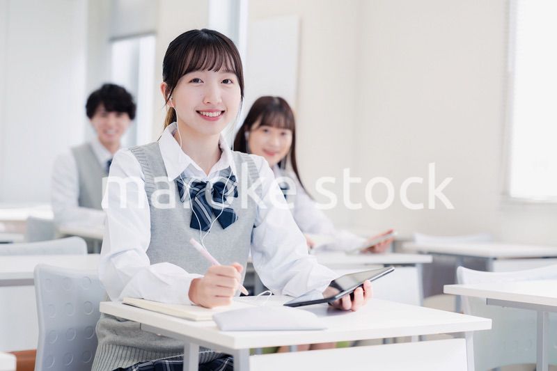 タブレット端末で授業を受ける高校生