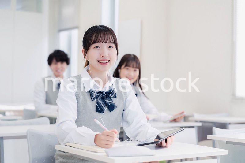 タブレット端末で授業を受ける高校生