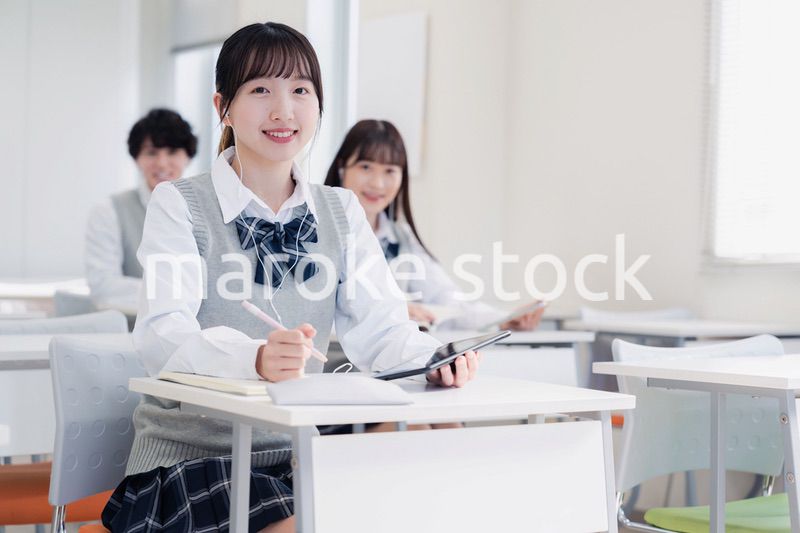 タブレット端末で授業を受ける高校生