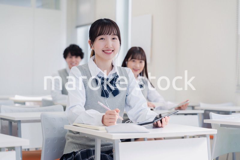 タブレット端末で授業を受ける高校生