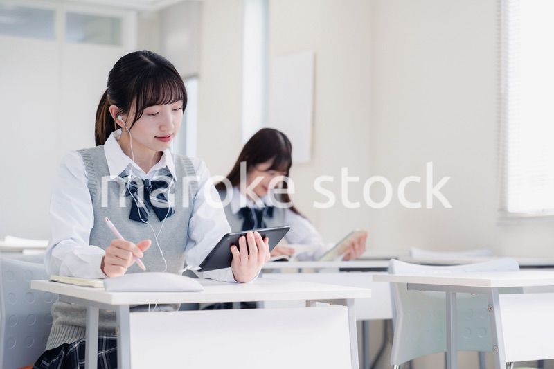 タブレット端末で授業を受ける高校生