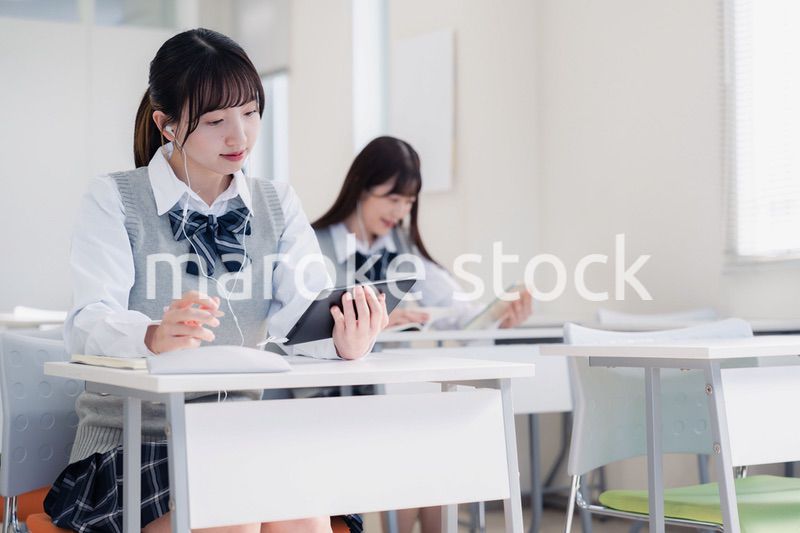 タブレット端末で授業を受ける高校生