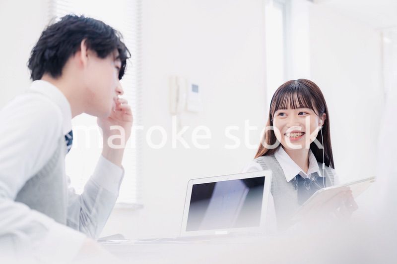 タブレット端末で学習をする高校生