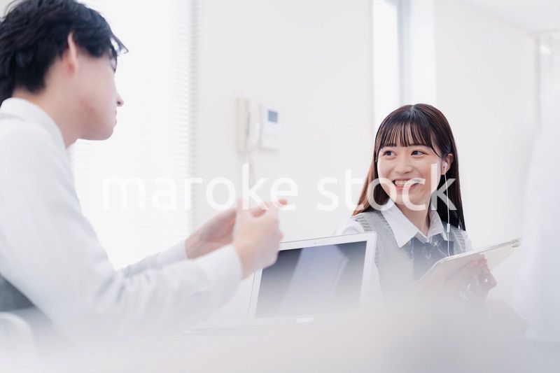 タブレット端末で学習をする高校生