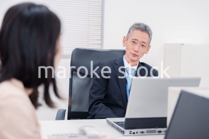 上司に報告をする女性社員