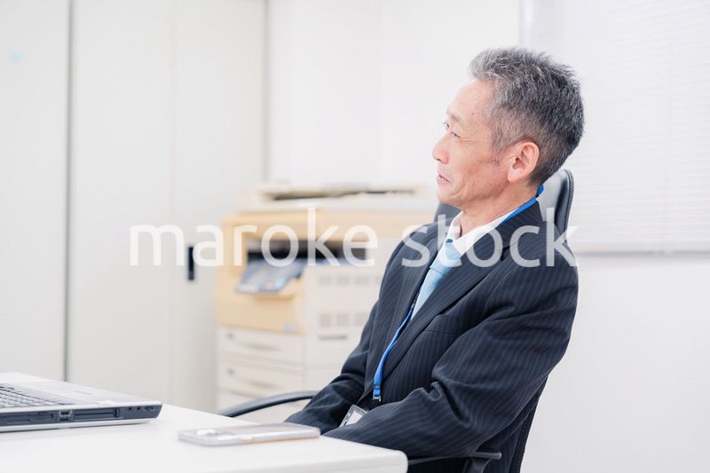 会社で自分の意見を語る管理職の男性