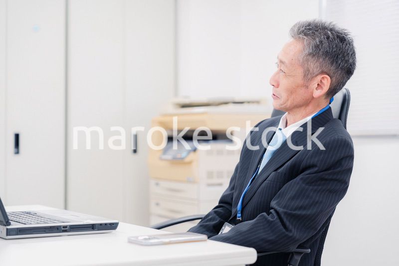 会社で自分の意見を語る管理職の男性