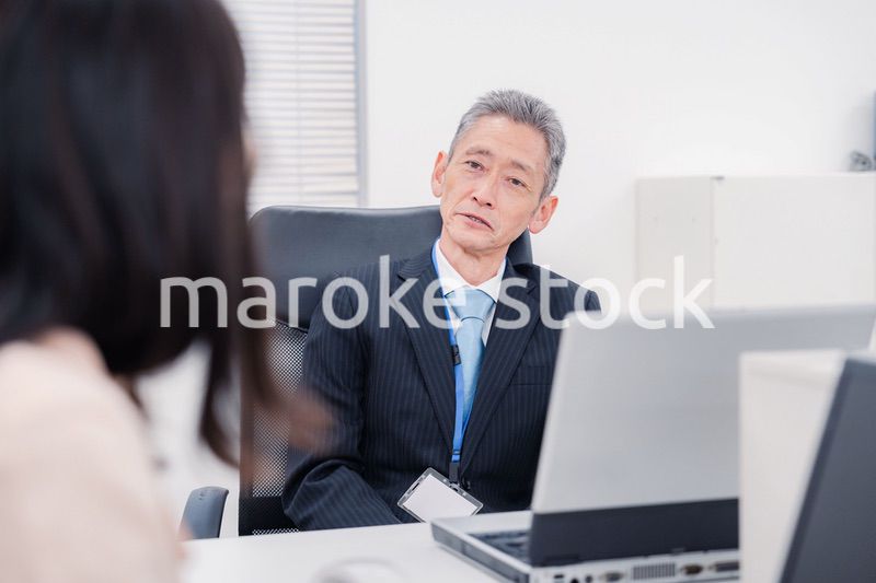 上司に報告をする女性社員