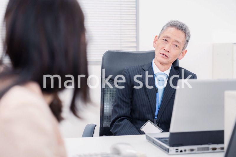 上司に報告をする女性社員