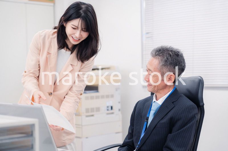 上司に報告をする女性社員