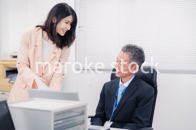 上司に報告をする女性社員