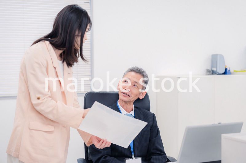 上司に報告をする女性社員