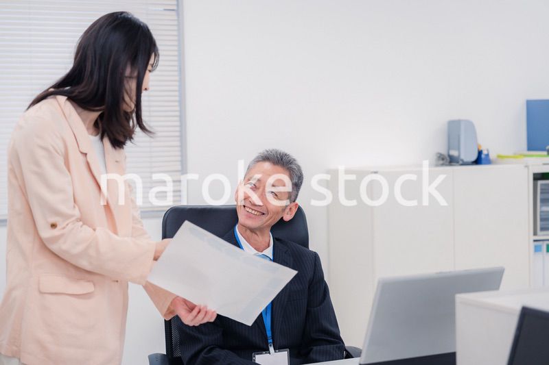 上司に報告をする女性社員