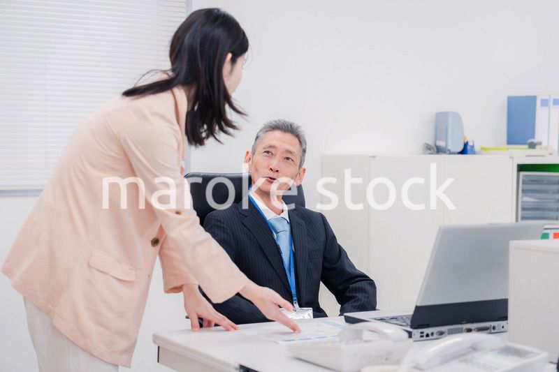 上司に報告をする女性社員