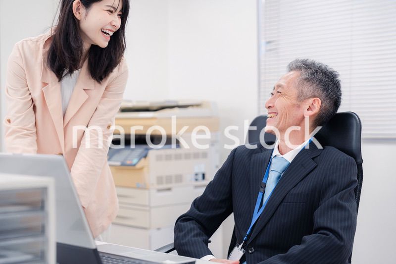 上司に報告をする女性社員