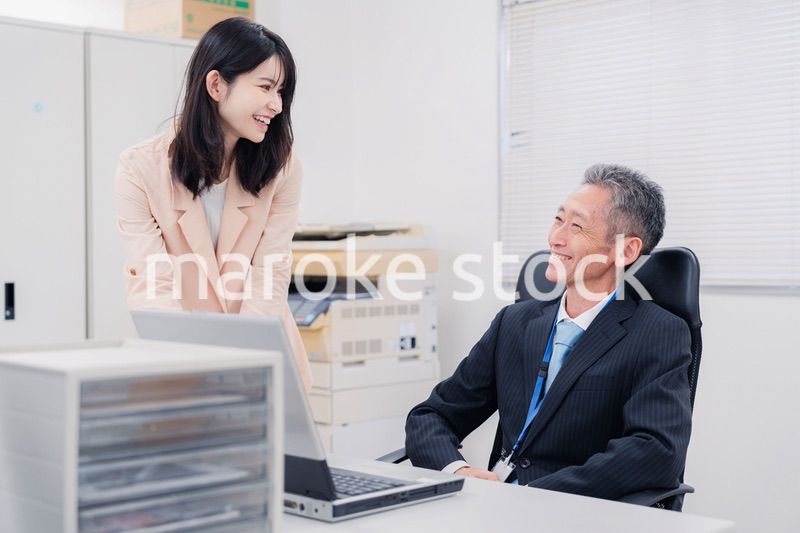 上司に報告をする女性社員