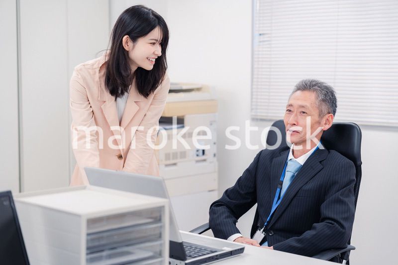 上司に報告をする女性社員