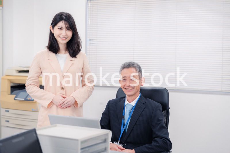 上司に報告をする女性社員