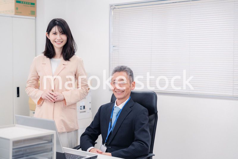 上司に報告をする女性社員