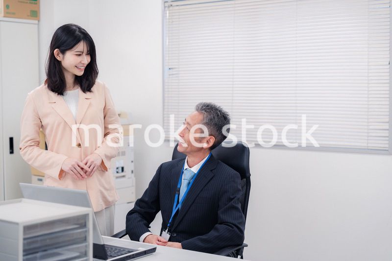 上司に報告をする女性社員