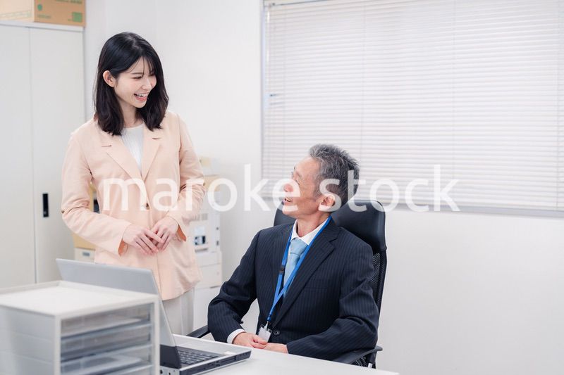 上司に報告をする女性社員