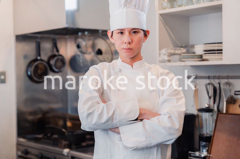 真剣な表情で腕組をする料理人