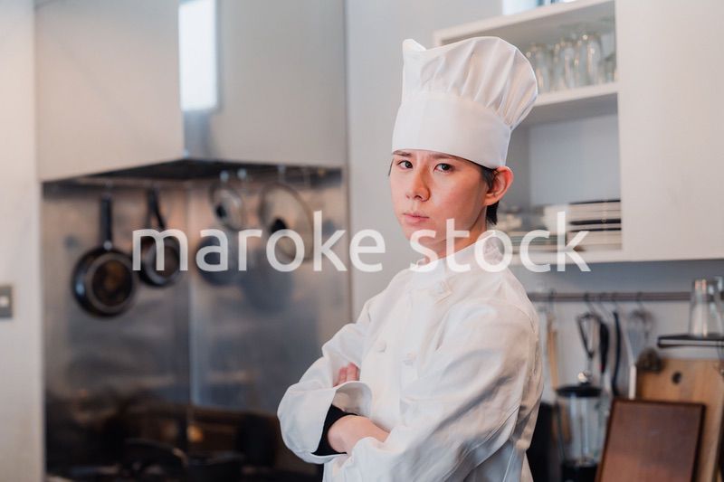 真剣な表情で腕組をする料理人