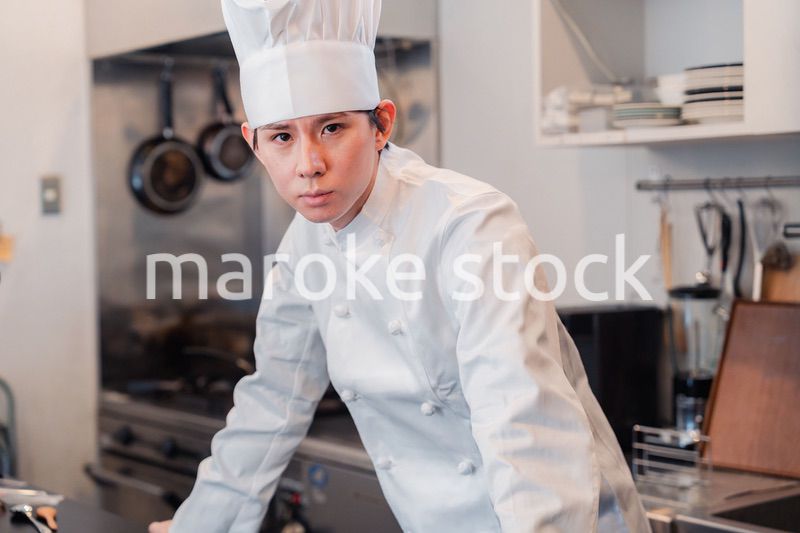 笑顔で働く男性シェフ