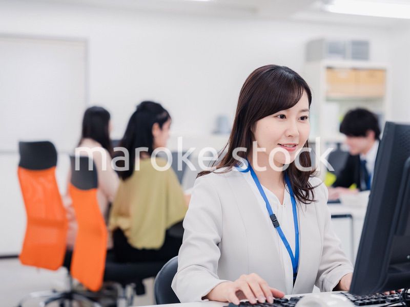 笑顔でデスクワークをする女性