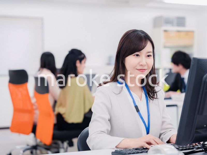 笑顔でデスクワークをする女性