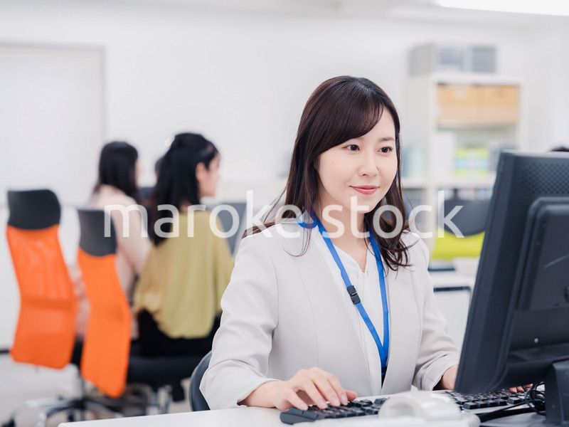 笑顔でデスクワークをする女性