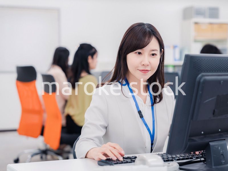 笑顔でデスクワークをする女性