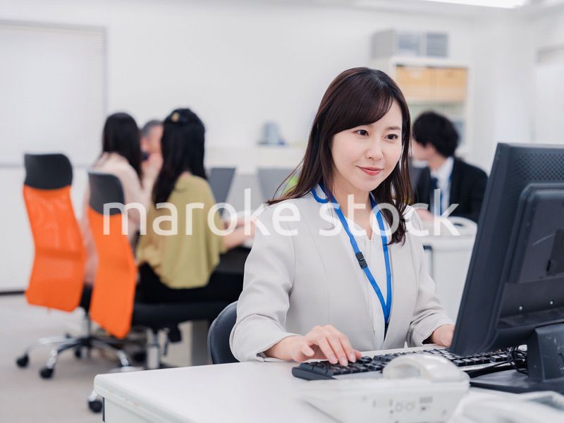 笑顔でデスクワークをする女性