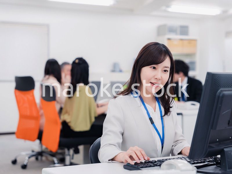 笑顔でデスクワークをする女性