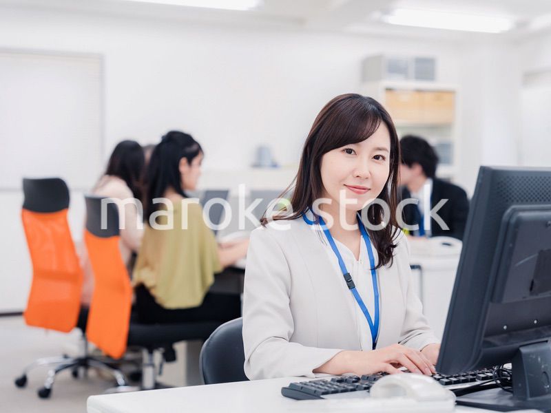 笑顔でデスクワークをする女性