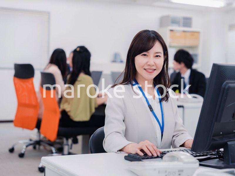 笑顔でデスクワークをする女性