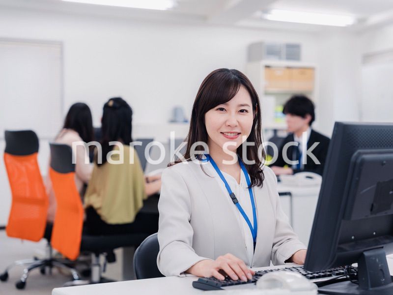 笑顔でデスクワークをする女性