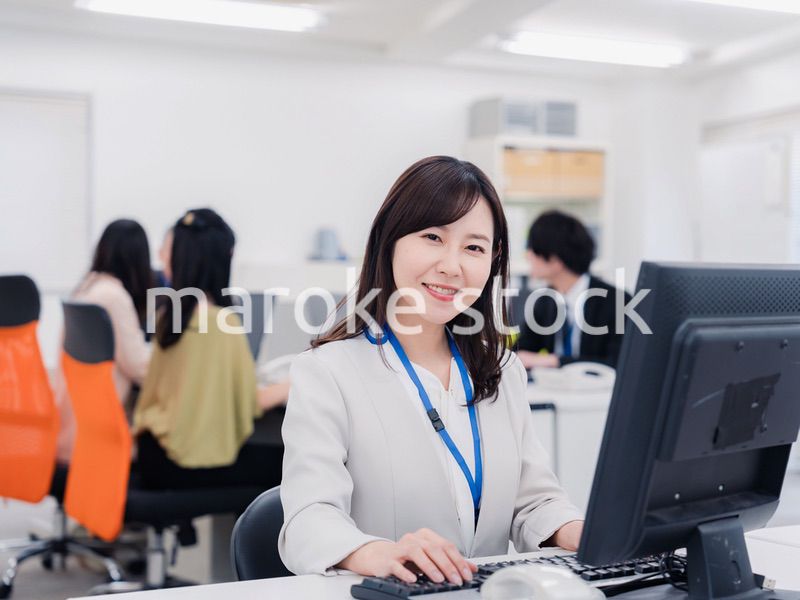 笑顔でデスクワークをする女性