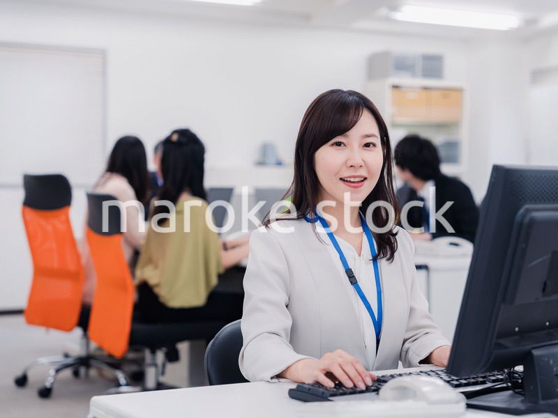 笑顔でデスクワークをする女性